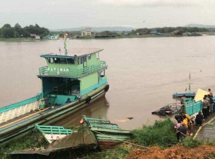Insiden Kapal Feri Penyeberangan yang bocor di Dusun Sirbaya. (Istimewa)