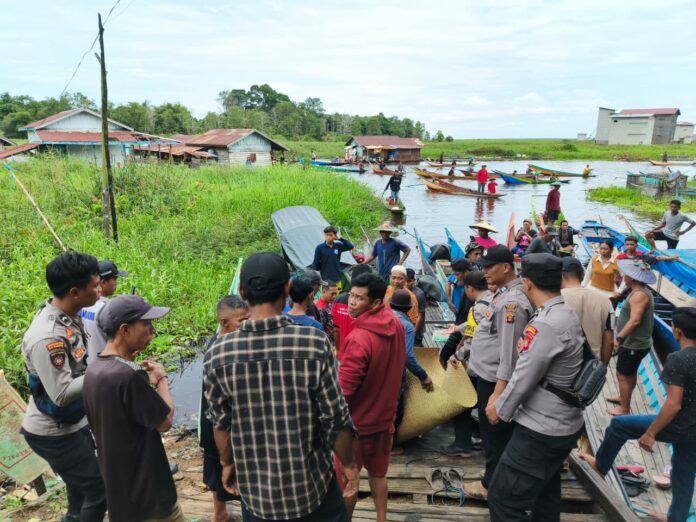 Proses evakuasi korban tenggelam di Desa Sabintulung yang berhasil ditemukan. (Humas Polres Kukar)