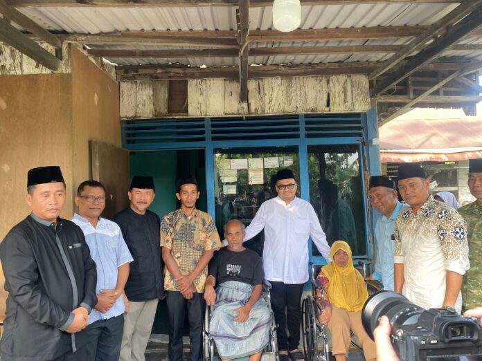 Penyerahan bantuan aksesibilitas kepada warga Desa Bangun Rejo. (Shavira Ramadhanita/RadarKukar)