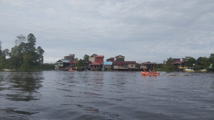 Suasana operasi SAR terhadap korban tenggelam di Muara Kaman. (Istimewa)