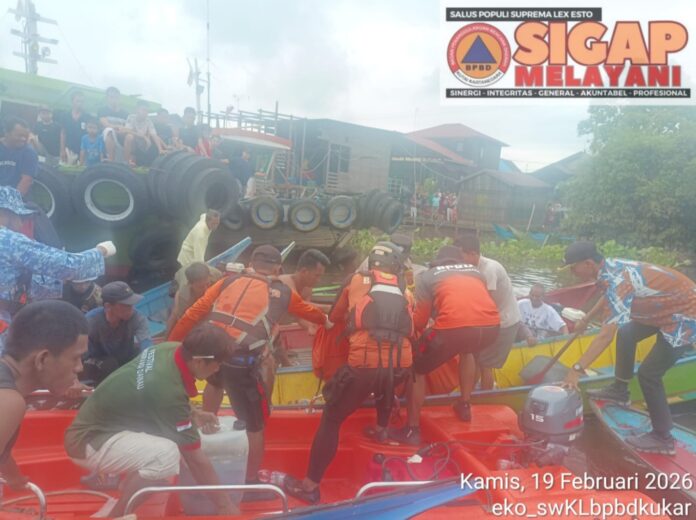 Evakuasi korban tenggelam di Kecamatan Muara Kaman. (Istimewa)