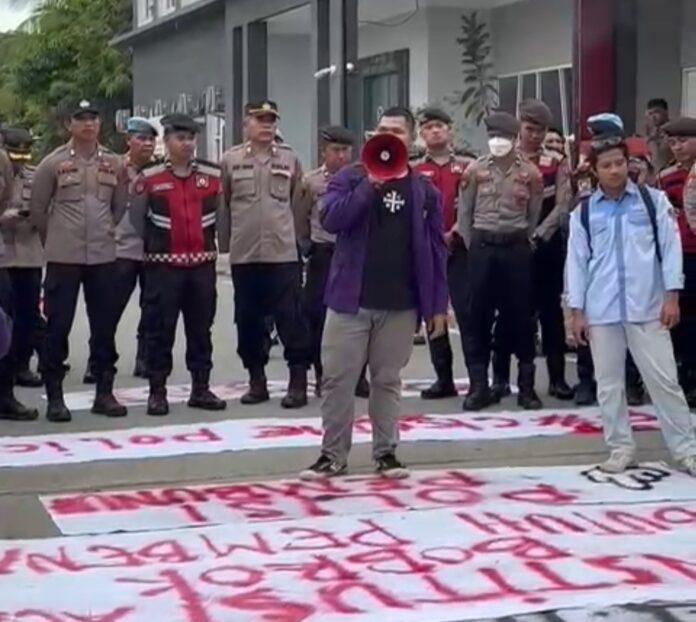 Aksi damai mahasiswa yang berorasi di depan Mapolres Kukar. (Istimewa)