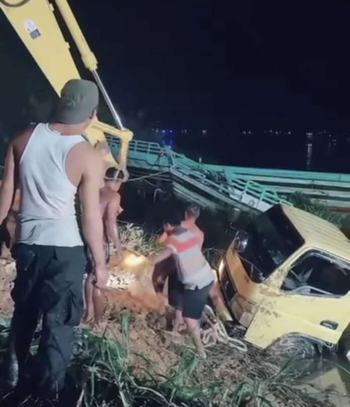 Proses evakuasi kapal yang tenggelam di Dusun Sirbaya. (Istimewa)
