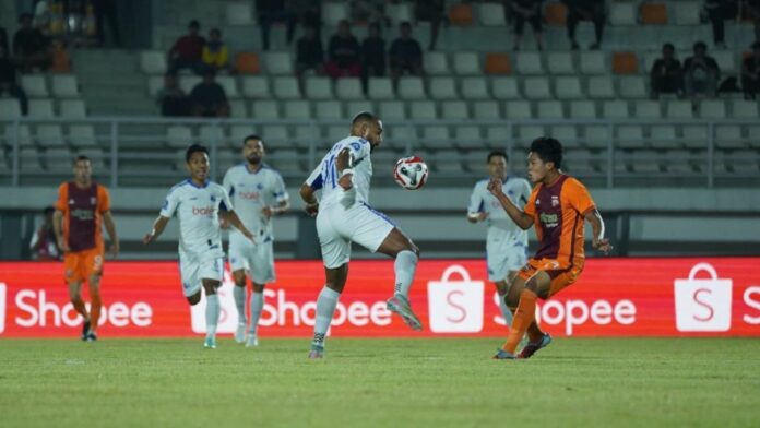 Salah satu pemain Borneo FC saat berebut bola dengan pemain Arema FC. (Istimewa)