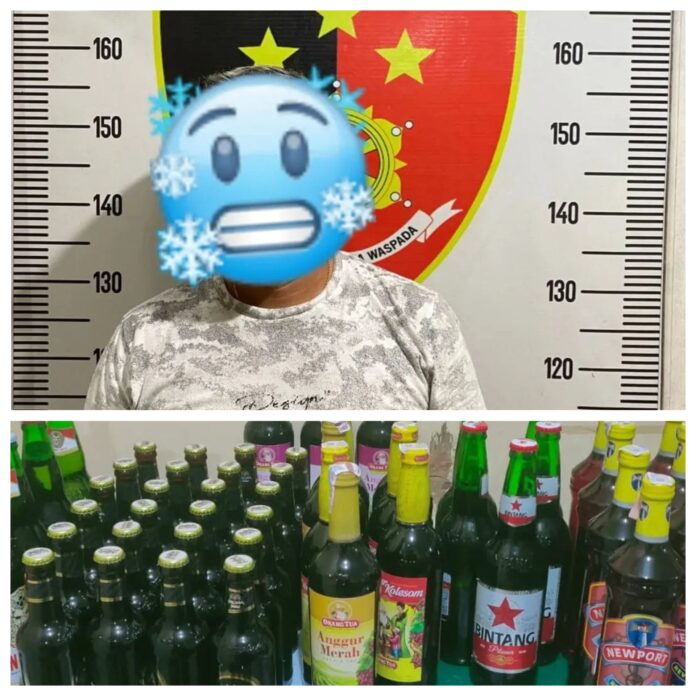 Polsek Tenggarong sita puluhan botol miras di Kelurahan Timbau. (Istimewa)