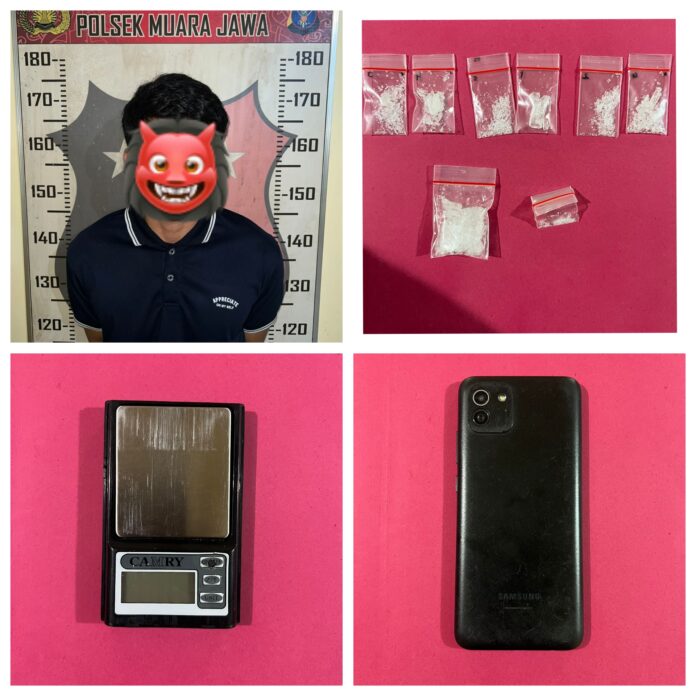 Pelaku HA dan barang bukti sabu-sabu yang disita Polsek Muara Jawa. (Humas Polres Kukar)