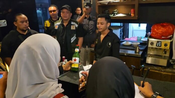 Tim gabungan saat melakukan pengawasan di salah satu rumah biliar di Balikpapan. (Istimewa)