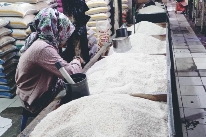 Aktivitas jual beli beras di salah satu pasar tradisional di Kutai Timur. (Istimewa)