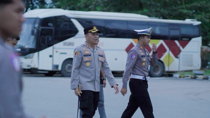 Kapolres Kutim bersama jajaran Satlantas saat melakukan inspeksi armada bus karyawan perusahaan. (Dok Humas Polres Kutim)