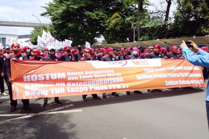 Ratusan buruh menggelar aksi demonstrasi di depan Gedung Kementerian Ketenagakerjaan di Jakarta. (Dok MKN)