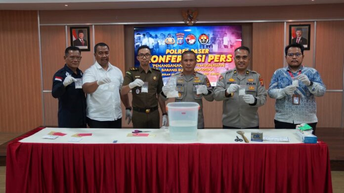 Pemusnahan barang bukti narkotika jenis sabu di Mapolres Paser. (Istimewa)