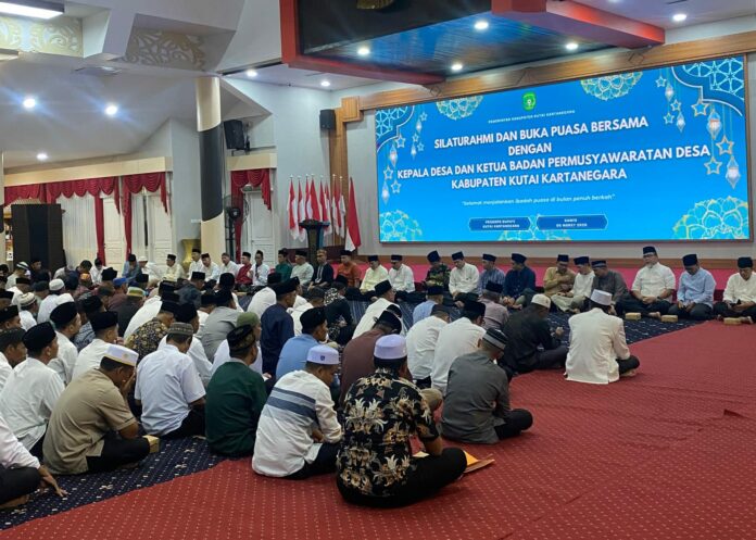 Silaturahmi dan buka bersama dengan kades dan ketua BPD se-Kukar.(Shavira Ramadhanita/RadarKukar)