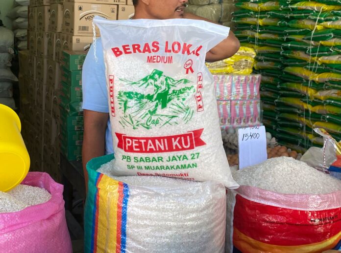Beras lokal Desa Sidomukti jadi primadona di Pasar Mangkurawang. (Shavira Ramadhanita/RadarKukar)