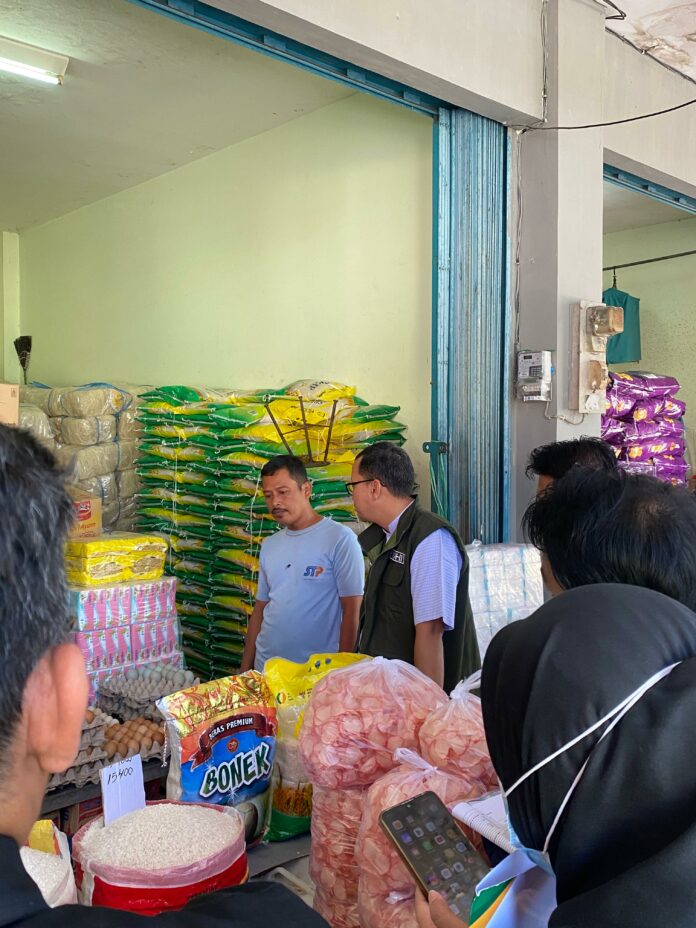 Inspeksi mendadak di Pasar Mangkurawang jelang Idulfitri. (Shavira Ramadhanita/RadarKukar)
