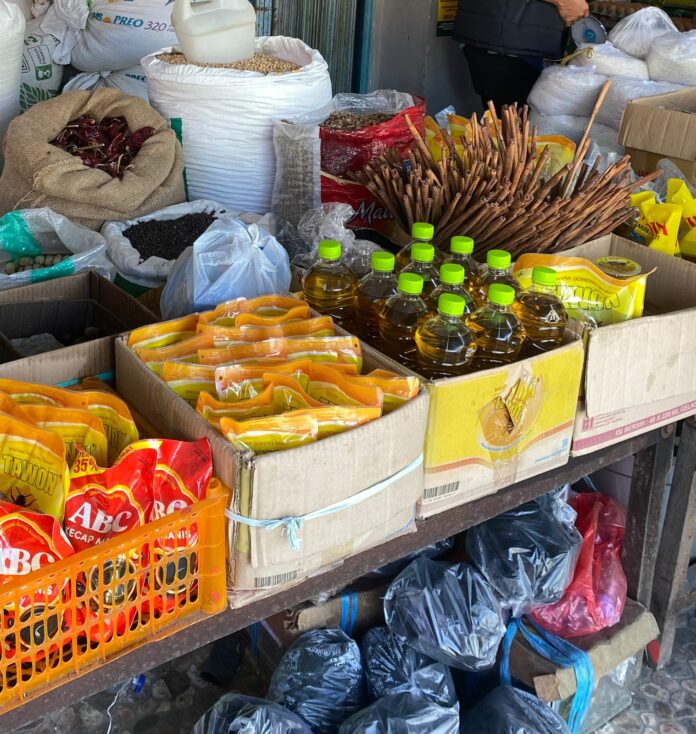 Minyak goreng yang dijual di pasar Mangkurawang. (Shavira Ramadhanita/RadarKukar)