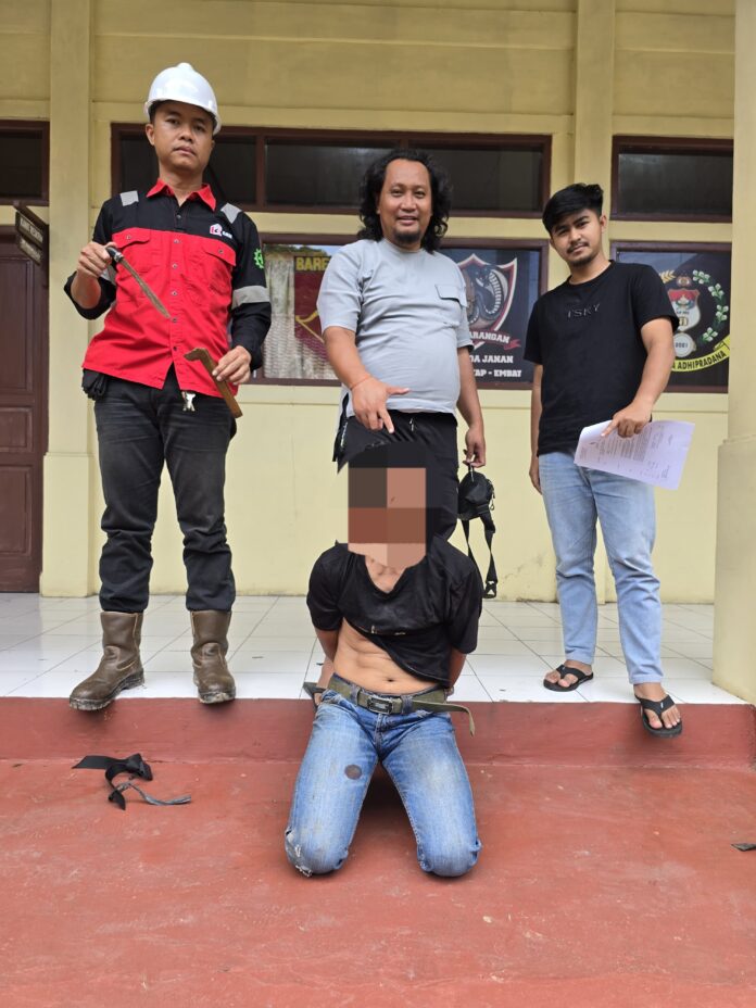 Personel Polsek Loa Janan dan pelaku yang berhasil diamankan. (Humas Polsek Loa Janan)