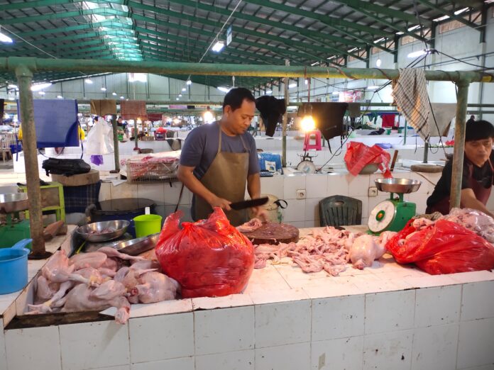 Pedagang ayam potong di Pasar Mangkurawang. (Shavira Ramadhanita/RadarKukar)