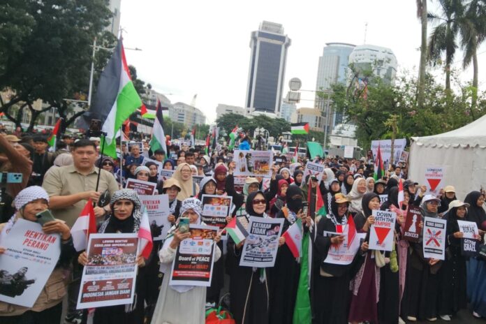 Massa aksi solidaritas Iran dan Palestina dari berbagai kalangan serta daerah menggelar aksi damai di Patung Kuda Jakarta Pusat. (Dok MKN)