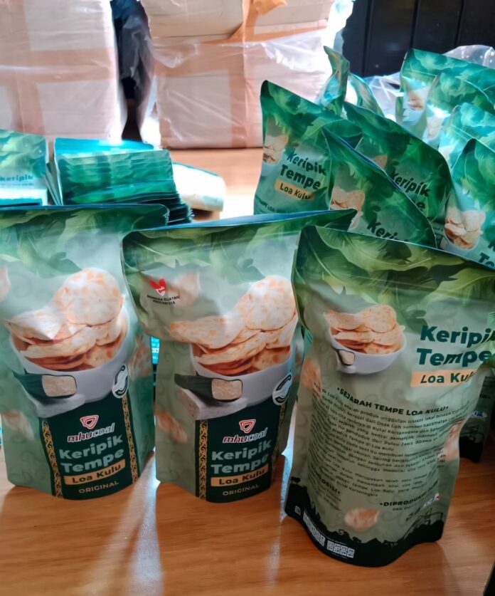 Produk unggulan Desa Loa Sumber, Keripik Tempe Loa Kulu. (Shavira Ramadhanita/RadarKukar)