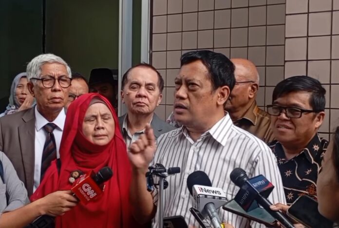 Anggota Bongkar Ijazah Jokowi (Bonjowi), Lukas Luwarso saat memberikan keterangan usai persidangan. (Istimewa)