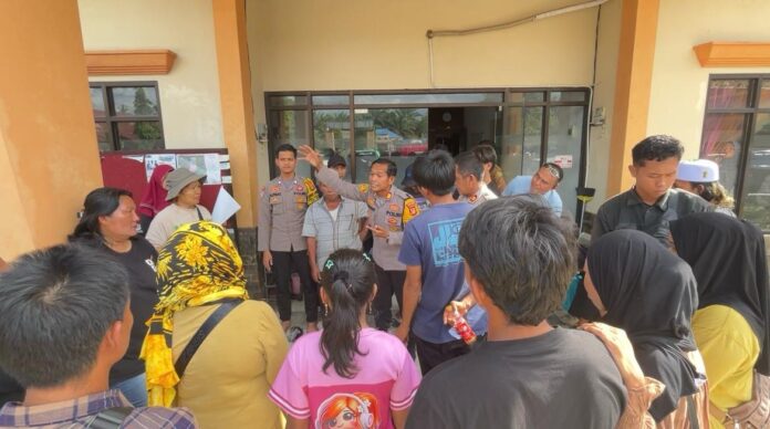 Para pedagang pasar tumpah setiap hari Rabu mengajukan protes dan berdiskusi di ruang pelayanan Kantor Desa Suka Raja, Kecamatan Sepaku. (Dok MKN)