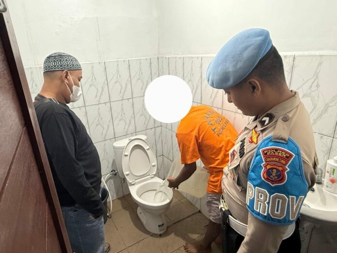 Tersangka DBH saat membuang hasil pemusnahan barang bukti sabu-sabu. (Istimewa)