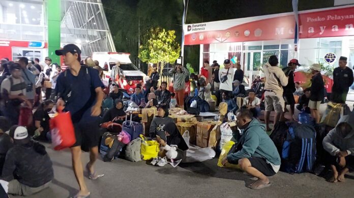 Suasana aktivitas calon penumpang saat arus mudik di Pelabuhan Semayang Balikpapan. (Istimewa)