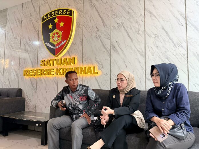 Tiga kuasa hukum dari TRC PPA Kaltim, Sudirman, Rusniwati Ayu Syafitri, dan Euis Agustin Suryaningsih, saat memberikan keterangan kepada awak media. (Dok MKN)