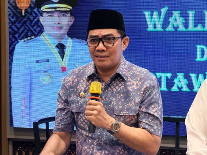 Wali Kota Samarinda, Andi Harun, saat memberikan keterangan kepada awak media terkait penanganan persoalan aset lahan pemerintah, Jumat malam (13/3/2026). (Dok MKN)
