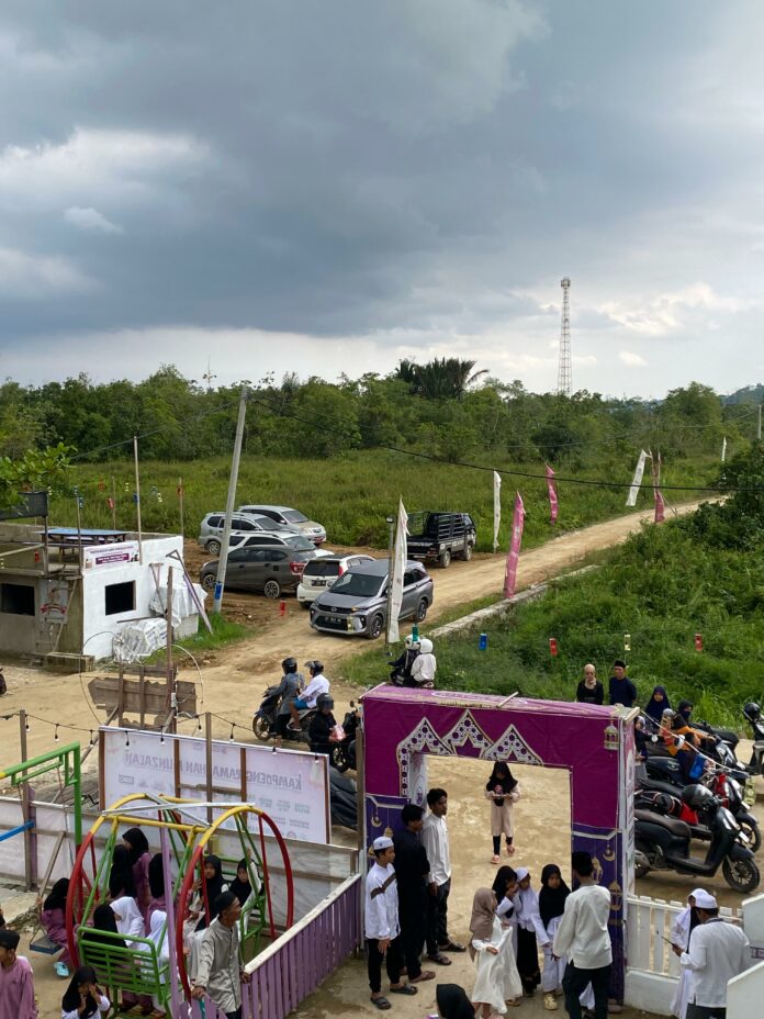 Akses jalan menuju Masjid Kapal Munzalan. (Shavira Ramadhanita/RadarKukar)