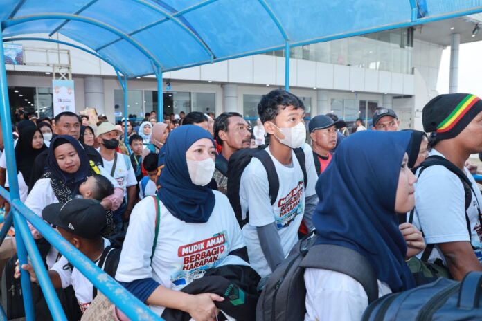 Ribuan warga yang mengikuti program mudik gratis saat memasuki KM Dorolonda di Pelabuhan Semayang Balikpapan. (Istimewa)