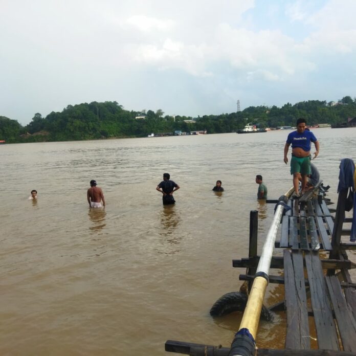 Warga sekitar membantu melakukan pencarian di titik lokasi kejadian korban tenggelam di Sungai Mahakam. (Istimewa)
