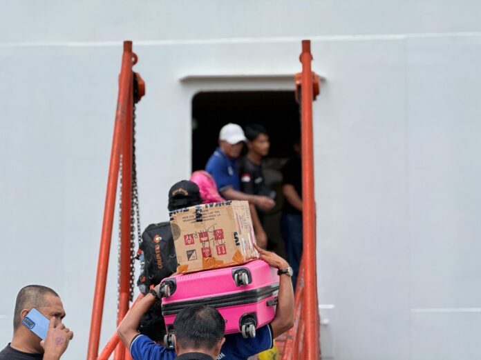 Penumpang saat memasuki kapal Prince Soya di Pelabuhan Samarinda. (Dok MKN)