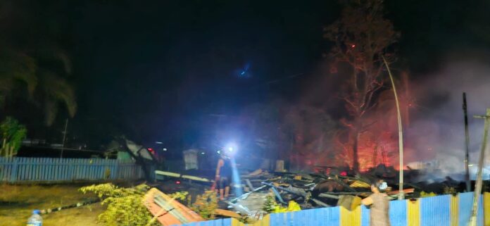 Warga berjibaku memadamkan api dengan peralatan seadanya saat kebakaran di Kampung Tiong Bu’u, Kecamatan Long Apari. (Istimewa)