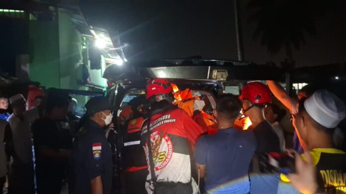 Proses evakuasi korban tenggelam oleh Tim SAR Gabungan. (Basarnas Kaltim)