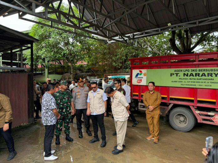 Bupati Kutai Kartanegara, dr Aulia Rahman Basri saat meninjau pangkalan LPG di Tenggarong. (Dok MKN)