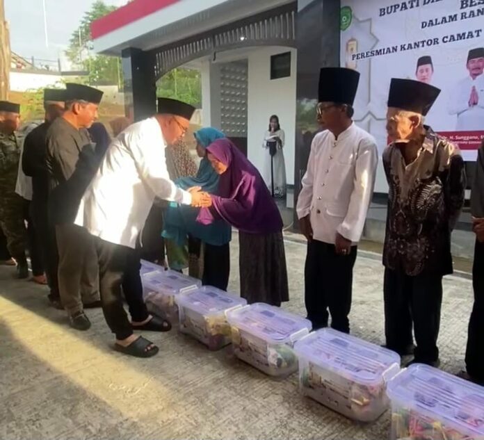 Penyaluran sembako hasil kolaborasi antar Pemkab dan BAZNAS Kukar. (Shavira Ramadhanita/RadarKukar)