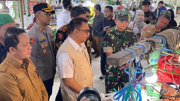 Bupati Kukar, dr Aulia Rahman Basri, saat meninjau aktivitas perdagangan di Pasar Mangkurawang Tenggarong. (Dok MKN)