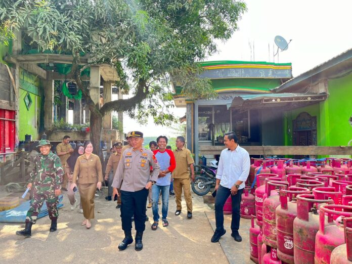 Forkopimcam turun langsung mengecek stok bahan pokok dan LPG di Pasar Muara Wahau. (Istimewa)