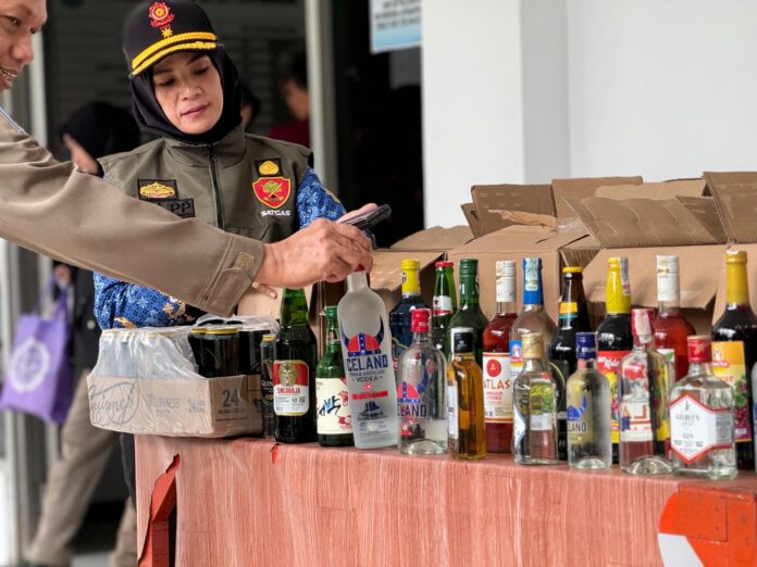 Ratusan botol miras diamankan dan ditampilkan saat konferensi pers Satpol PP Kota Samarinda. (Dok MKN)