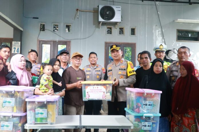 Kapolres Kutim, AKBP Fauzan Arianto, turun langsung memberikan bantuan kepada korban kebakaran. (Istimewa)