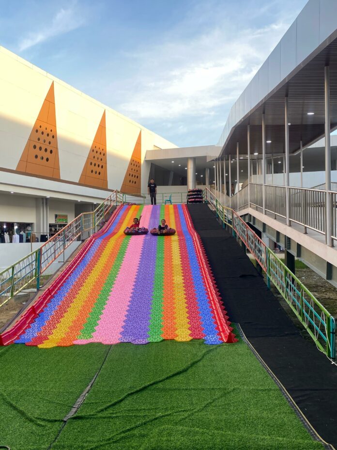 Rainbow Slide Indoor di Tangga Arung Square. (Shavira Ramadhanita/RadarKukar)