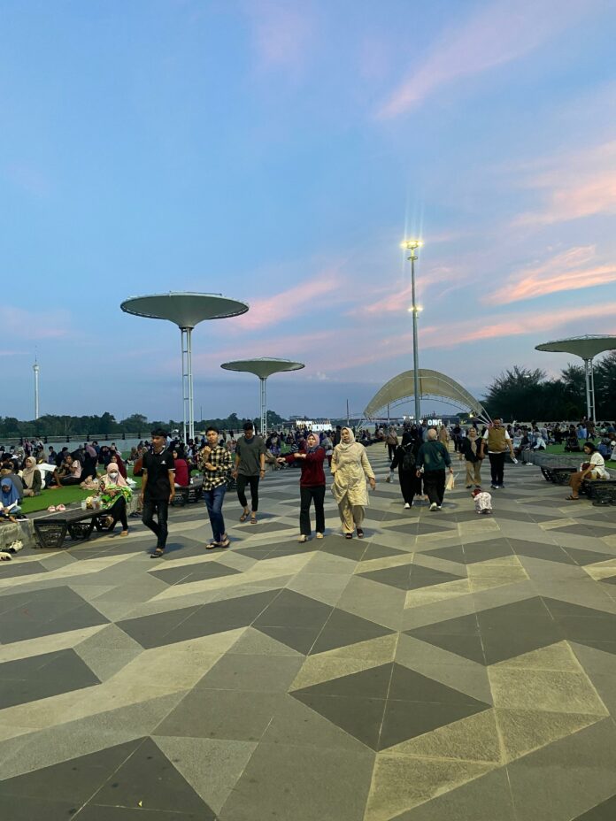 Taman Tanjong Tenggarong yang ramai dikunjungi selama libur Lebaran. (Shavira Ramadhanita/RadarKukar)