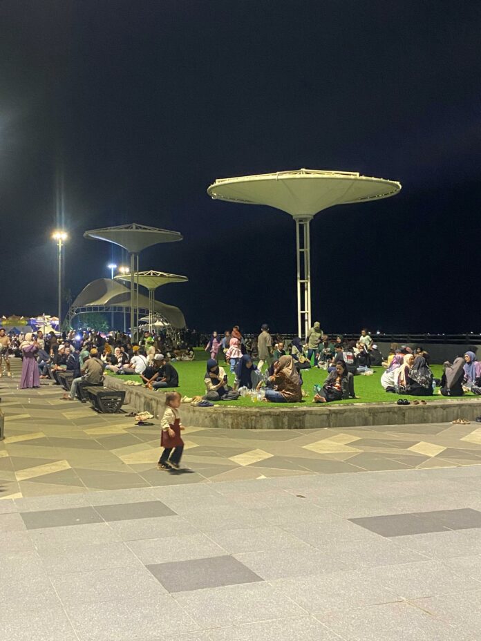 Suasana destinasi Ruang Terbuka Publik Taman Tanjong. (Shavira Ramadhanita/RadarKukar)