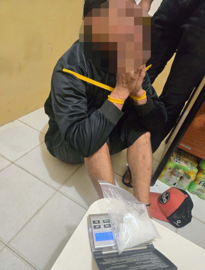 Tersangka VR beserta barang bukti sabu saat diamankan di Mapolsek Balikpapan Timur. (Istimewa)