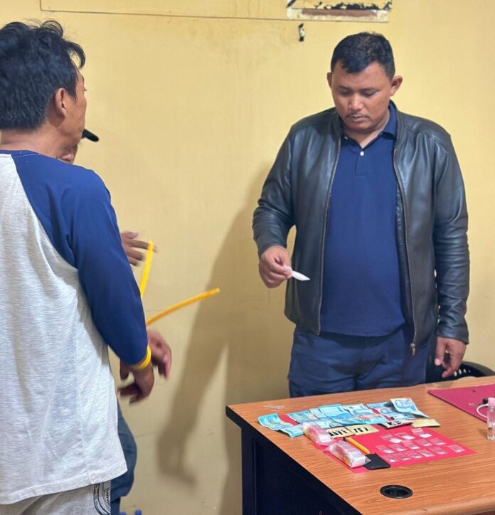 Kapolsek Balikpapan Timur, AKP M Chusen, saat memeriksa terduga pelaku AHB. (Istimewa)