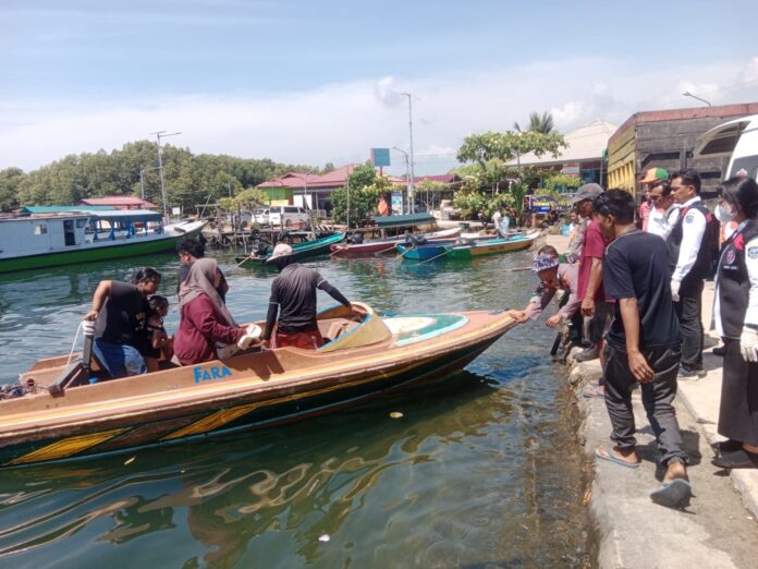 Korban saat hendak dibawa ke rumah sakit usai insiden di Beras Basah. (Istimewa)