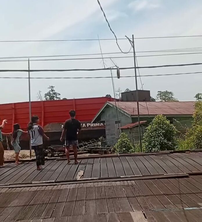 Sebuah tongkang diduga lepas kendali di tepian sungai Desa Muara Muntai Ilir. (Istimewa)