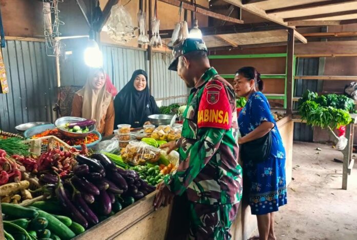 Babinsa Koramil Muara Jawa saat memantau kondisi harga pasar. (Istimewa)