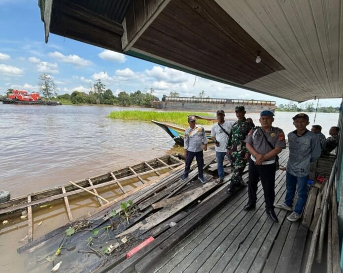 Polsek Muara Muntai tindak lanjuti insiden ponton yang tabrak keramba ikan warga. (Istimewa)